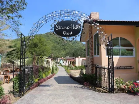 Stamp Hills Resort Отели рядом с достопримечательностью «Samnaksong Sitthithamrangsri»