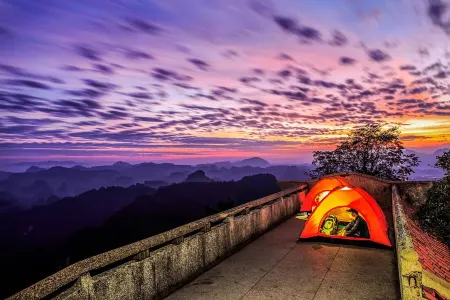 Danxia Mountain Xinjiayuan Hostel Отели рядом с достопримечательностью «Zhanglao Peak»