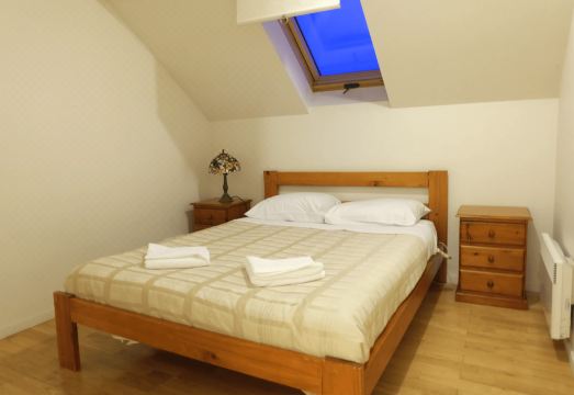 비치라이프 아파트먼트의 넓은 주방 및 거실 공간