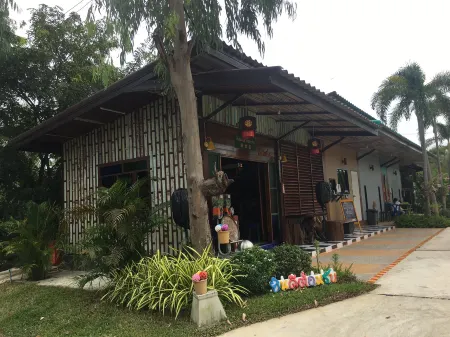 Ing Mae La Resort Отели рядом с достопримечательностью «Wat Sutthawas»