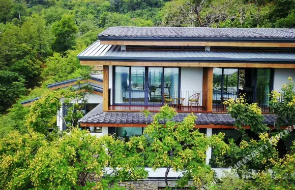 拔槊泉廓廬民宿