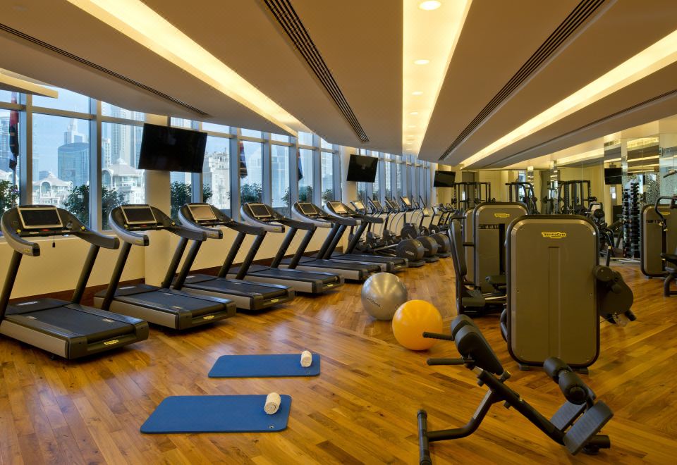 켐핀스키 센트럴 애비뉴 두바이의 야외 수영장과 주변 풍경