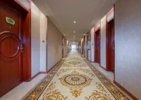 Vienna Hotel (Zhongshan Dengdu Guzhen Store) - parking