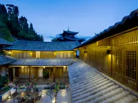 Lijiang Huazizai Premium Garden Inn 木府（ムフ）周辺のホテル