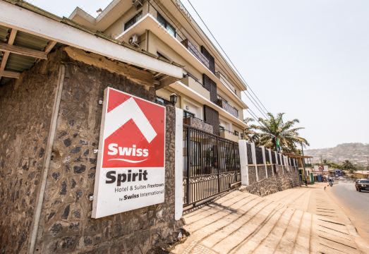 스위스 스피리트 호텔 스위트의 모던한 객실 내부