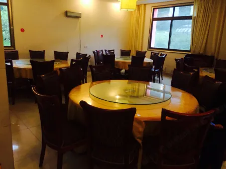 Asbestos Liziping Resort Отели рядом с достопримечательностью «Caoke Tibetan Township»