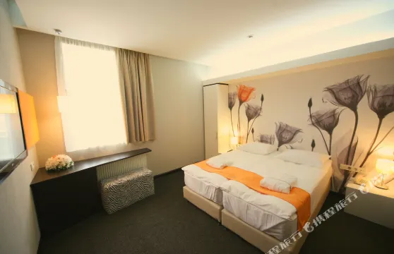 白采爾科維都市公園酒店