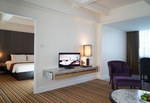 3. 센타라 호텔 핫..