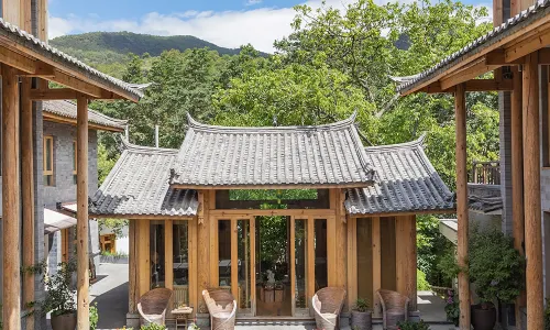 Arro Khampa by Zinc Journey Lijiang