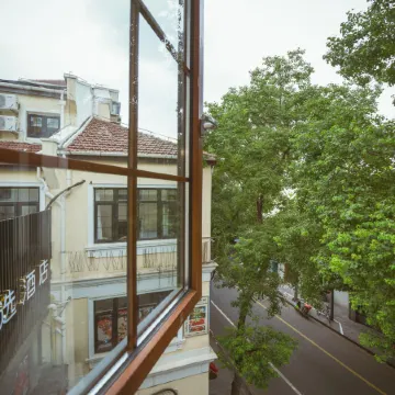 Sushi Boutique Hotel (Huaihai Middle Road Metro Station) Отели рядом с достопримечательностью «Фуксинг Парк»