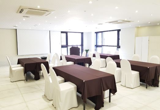 스탕달 호텔의 고급스러운 로비 전경