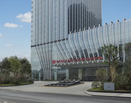 Wanda Realm Wuhan Отели рядом с достопримечательностью «Library of Faculty of Information Sciences»