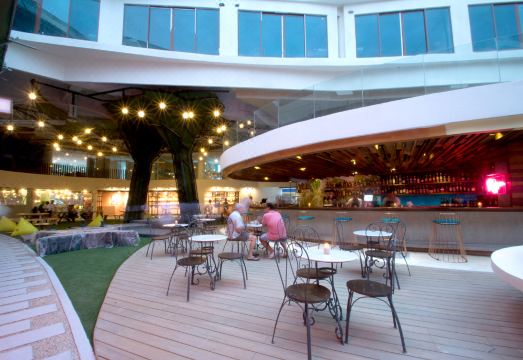 5. 휴 호텔 앤드 ..