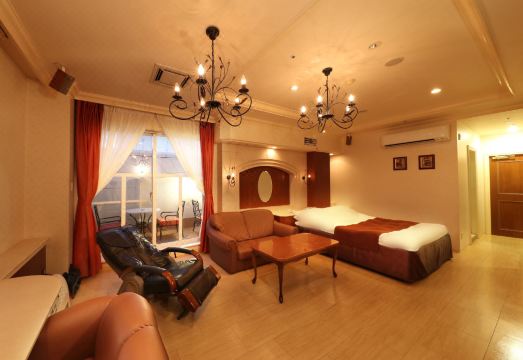 Hotel Fine Garden Toyonaka의 넓은 객실 내부