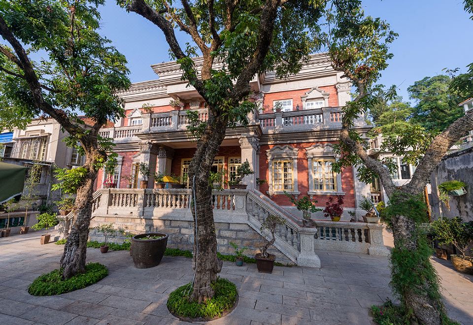 라일락 가든 호텔의 고요한 외부 전경