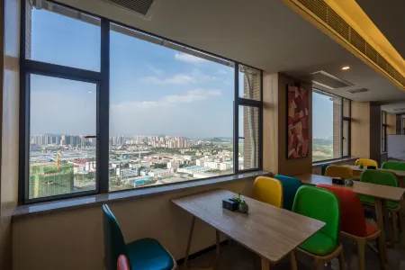 Xinxili International Hotel (Yulin Wanda Garden Expo Park Branch) Отели рядом с достопримечательностью «Night Market Street in Yulin City, Guangxi»