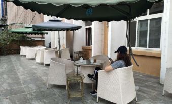 Jiangyou Yiheyuan Business Hotel (Huopao Street Jiangyou No. 1 Middle School)