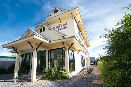 SakSukSmile Resort Отели рядом с достопримечательностью «Wat Traphang Tong Lang»