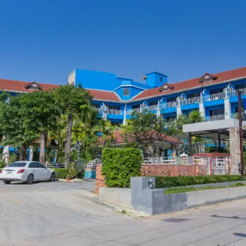 Blue Garden Resort Pattaya Hotels near Pattaya Tai
