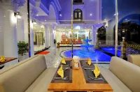 Crown Nguyen Hoang Hotel - parking