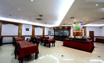 The restaurant in the center area is clean and suitable for business, with tables and chairs at Byfond Hotel