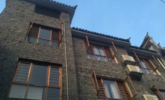 Twelve Rooms Homestay (Phoenix Ancient City Branch)