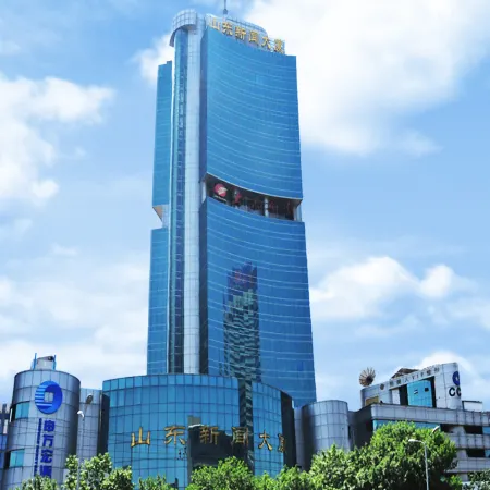 Shandong News Hotel (Quancheng Square Daming Lake Branch) Отели рядом с достопримечательностью «Источник Heihu»