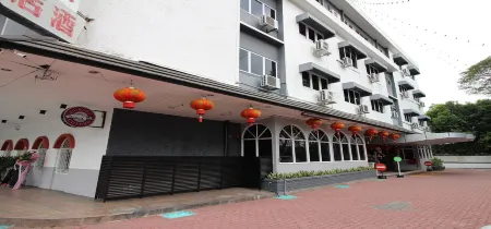 Hotel Waterfall Отели рядом с достопримечательностью «Padang Tembak Dou Mu Gong Jiu Wang Da Di»