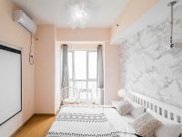 武汉漫岛公寓 - 皎白纱蔓巨幕大床房