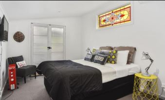 The Pines Bed and Breakfast - Housity