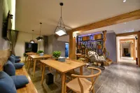 Summer Zhiweizhi Inn (Daocheng Yading Visitor Center)