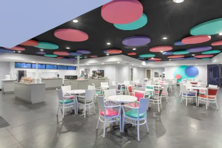 Grand Hotel Orlando at Universal Blvd - Shuttle to Theme Parks