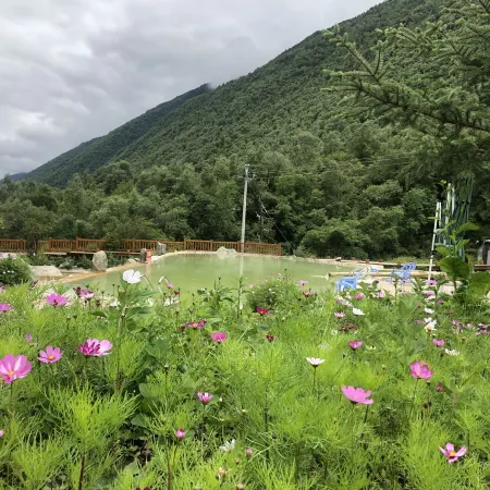 Kangding Zhongguhong Hot Springs Camp Accommodation