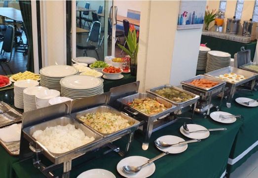 [프롬숙 호텔의 도시 전망이 보이는 테라스]