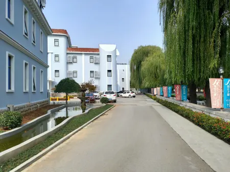 Magnotel Hotel (Qufu Sankong Scenic Area Chunqiu West Road) Отели рядом с достопримечательностью «WuMaCi Jie»