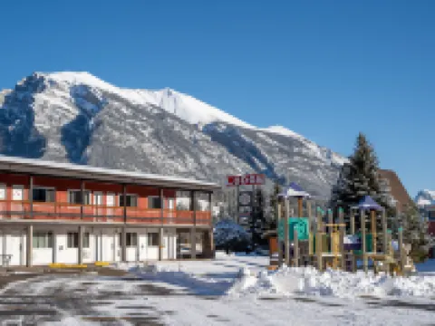 Rocky Mountain Ski Lodge Hotels near Quarry Lake Park