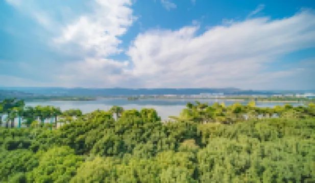 Hengrui Lakeside Holiday Hotel