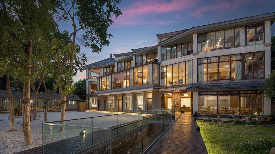 South Lake Retreat Holiday Courtyard
