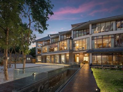 South Lake Retreat Holiday Courtyard