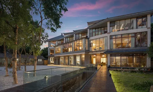 South Lake Retreat Holiday Courtyard