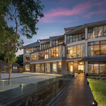 South Lake Retreat Holiday Courtyard Hotels near Mystery of Life Museum