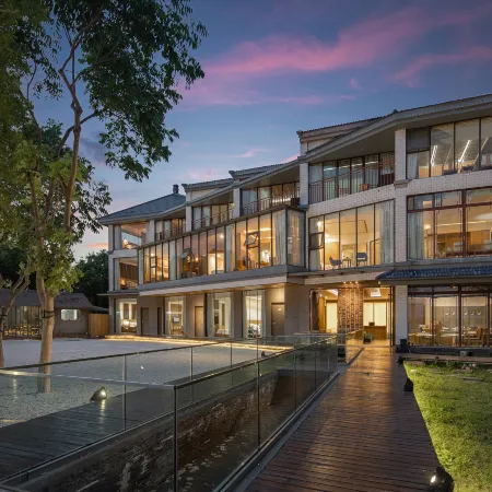 South Lake Retreat Holiday Courtyard