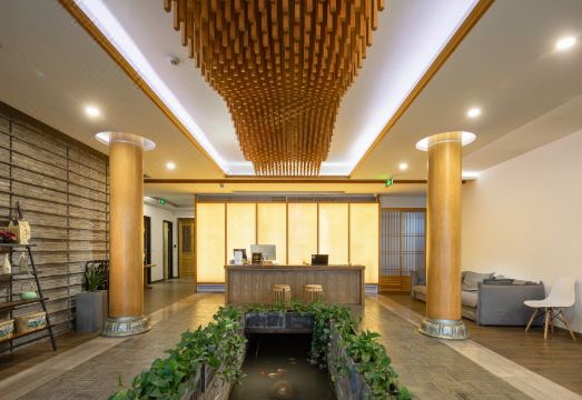 사우스 레이크 리트리트 홀리데이 코트야드