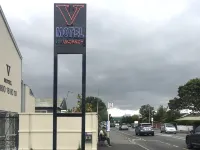 V Motel Hotels near Groynes