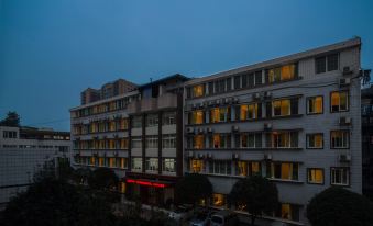 Gongbaofu Hotel