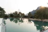 LARNG YAY  Riverview Resort Hotel - プール
