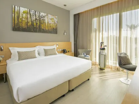 ห้องทิวทัศน์สนามกอล์ฟที่มีลาน