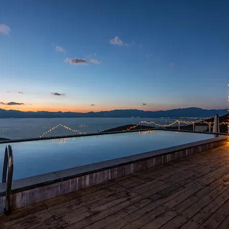 Fuxian Lake RuojianJijian House