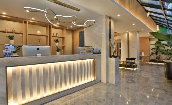 Qihu Light Luxury Hotel