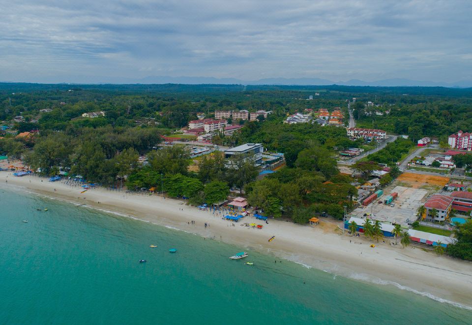 텔록 케망 광장 근처 TSR 시프런트 호텔의 해변 전경